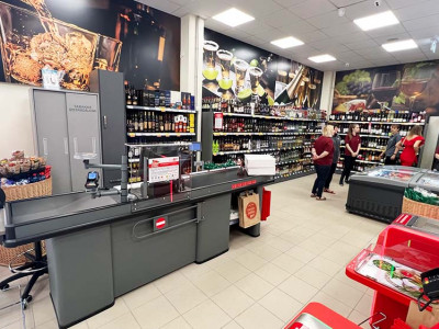 BUTIKKREYLLER - LEVERING OG MONTERING I DEN NYE BUTIKKEN I "TOPPEN" BUTIKKNETTVERK 10